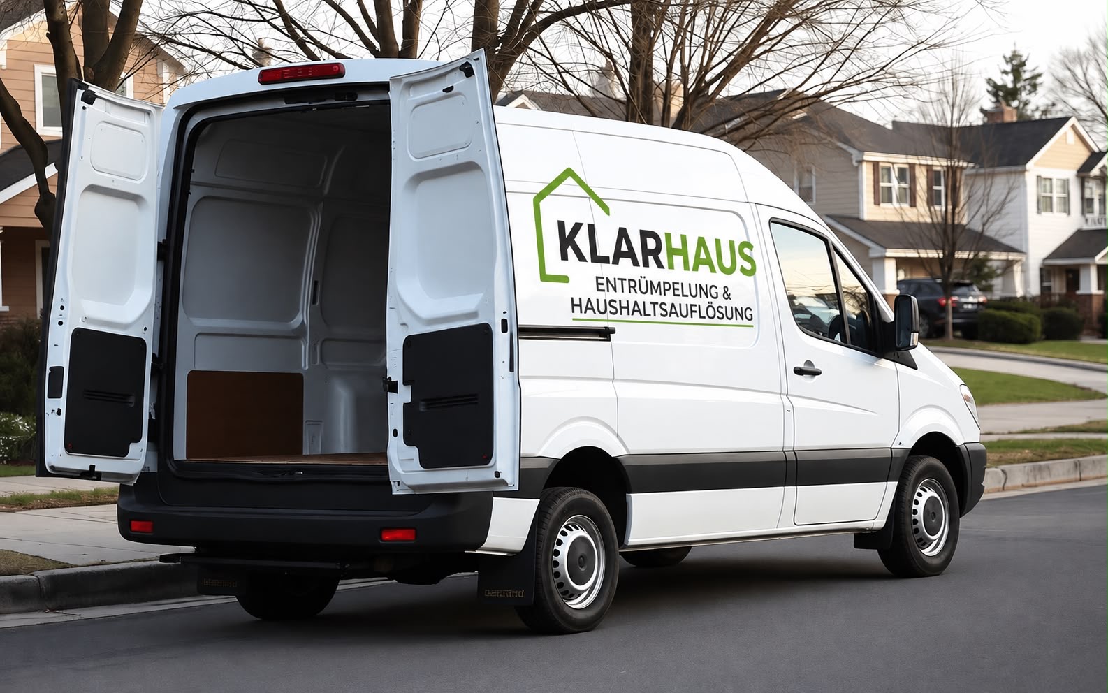Klarhaus Transporter mit geöffneter Ladefläche in einer Wohnstraße